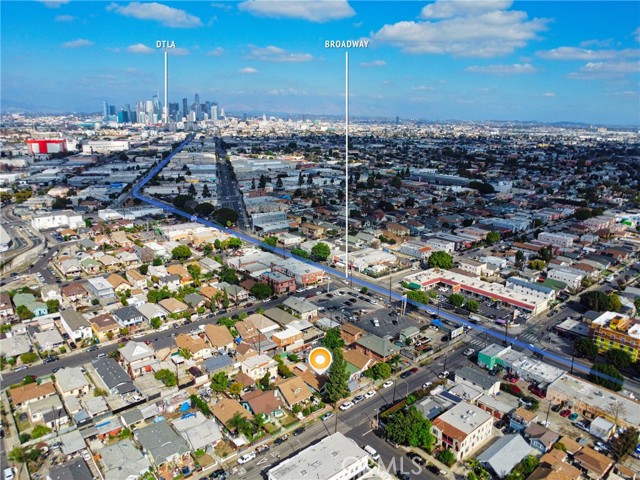 341 W 42nd St, Los Angeles CA: https://media.crmls.org/medias/4e65165e-ceb1-4828-92a6-c741e3e59c65.jpg