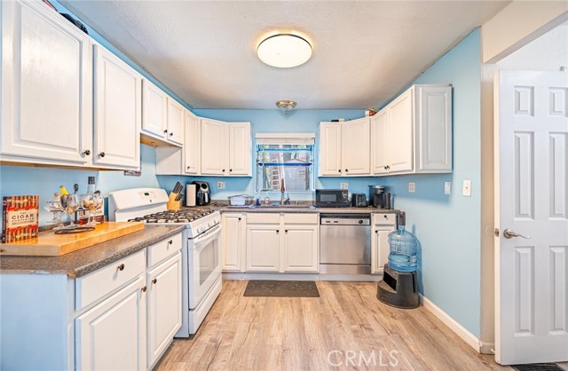 23120 Sycamore Lane, Crestline CA: https://media.crmls.org/medias/4e654de5-ebfd-4cbb-9a1c-441c61a6cb1b.jpg