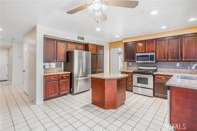 Detail Gallery Image 8 of 36 For 6714 Country Oaks Dr, Highland,  CA 92346 - 5 Beds | 3 Baths