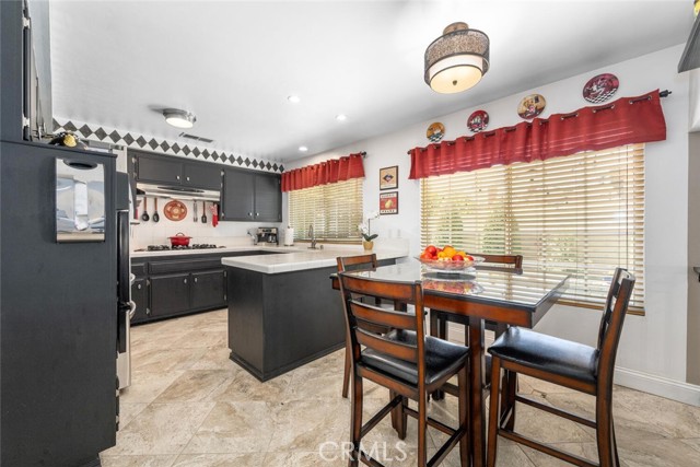 6786 Molokai Drive, Cypress CA: https://media.crmls.org/medias/4e687802-8efd-480d-8557-cfbb26c50ff7.jpg