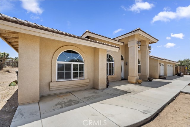 8328 Chateau Road, Phelan CA: https://media.crmls.org/medias/4e6b1052-0faa-48f5-9c60-762414cf2521.jpg
