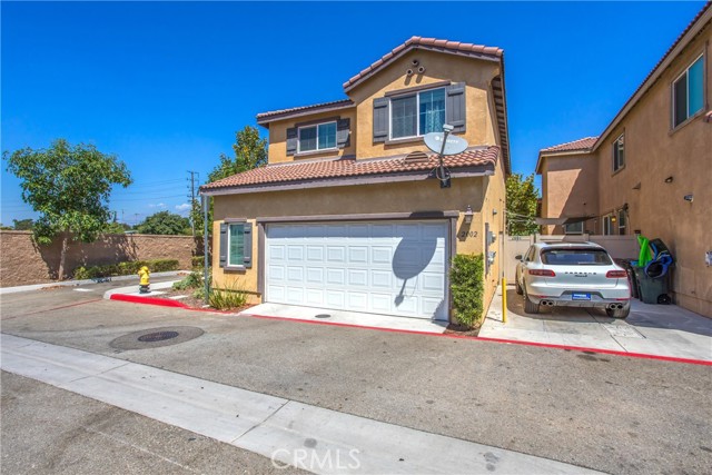Detail Gallery Image 2 of 26 For 2002 Juniper Ln, Colton,  CA 92324 - 3 Beds | 2/1 Baths