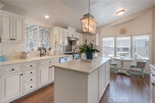 Lots of cabinets and counter space in kitchen