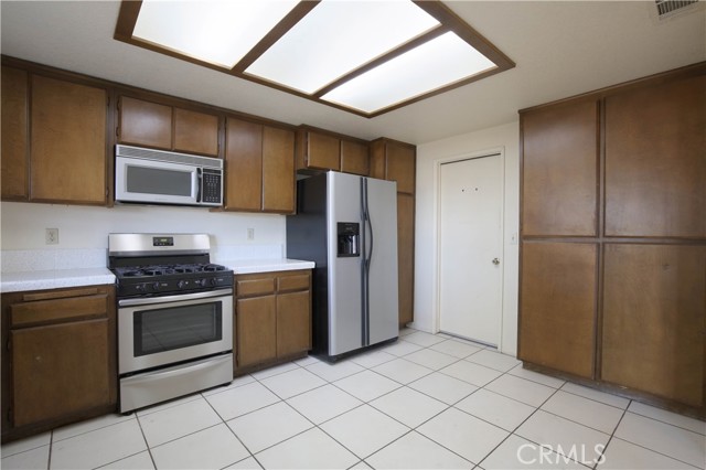 Detail Gallery Image 6 of 28 For 16428 Comanche St, Victorville,  CA 92395 - 3 Beds | 2 Baths