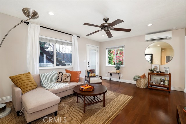 2114 India Street, Los Angeles CA: https://media.crmls.org/medias/4e6ff796-a9ca-4bb7-b2ab-a1f19c83bc34.jpg