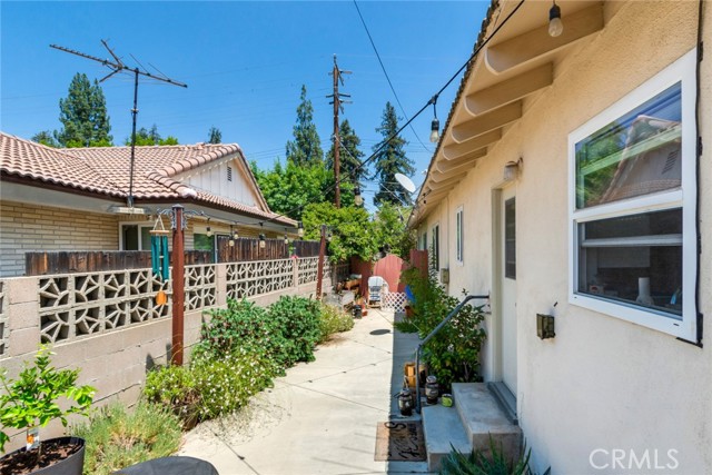 28 N Michigan Street, Redlands CA: https://media.crmls.org/medias/4e7056f8-f80c-44a1-8615-c78efd342f82.jpg