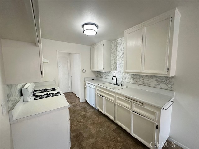 Detail Gallery Image 12 of 13 For 16052 Waikiki Ln, Huntington Beach,  CA 92649 - – Beds | – Baths