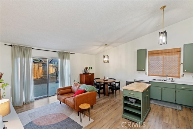 10750 Hollenbeck Drive, Riverside CA: https://media.crmls.org/medias/4e7151c0-2a7e-493d-9a1d-902be8c8e27d.jpg