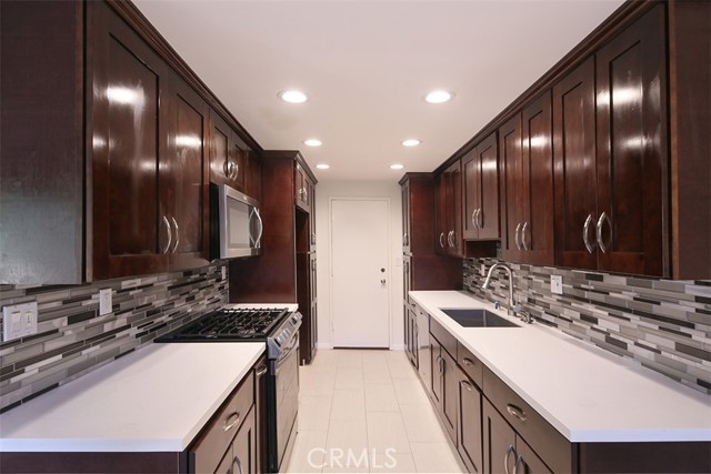 382 E California Boulevard, Pasadena CA: https://media.crmls.org/medias/4e752bd0-2133-4266-a1c8-e3563d013c58.jpg