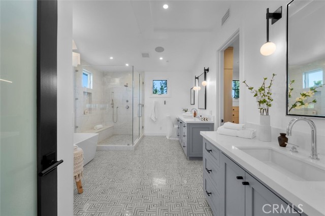 Detail Gallery Image 37 of 75 For 676 18th St, Manhattan Beach,  CA 90266 - 6 Beds | 6/2 Baths