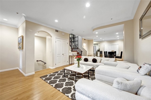 Detail Gallery Image 8 of 52 For 13629 Wyandotte St #111,  Van Nuys,  CA 91405 - 4 Beds | 3 Baths