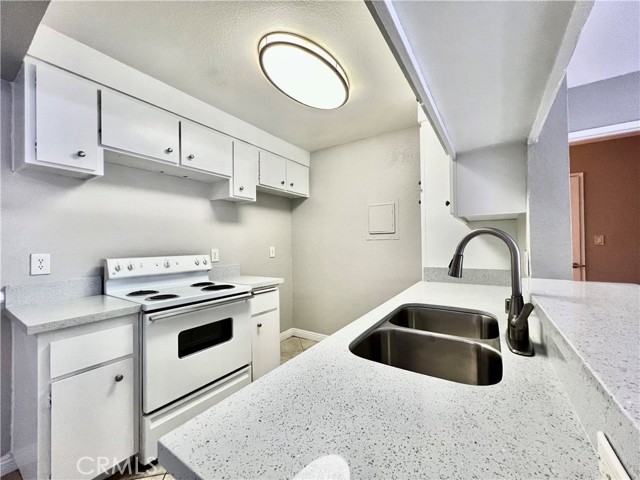 Detail Gallery Image 3 of 11 For 1345 Cabrillo Park Dr #M07,  Santa Ana,  CA 92701 - 1 Beds | 1 Baths