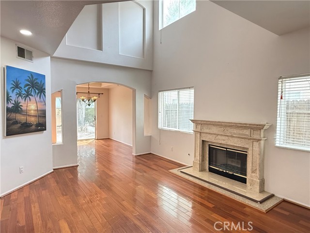 Detail Gallery Image 4 of 24 For 9030 Hayvenhurst Ave, North Hills,  CA 91343 - 4 Beds | 2/1 Baths
