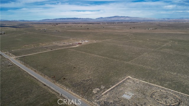 3 W H Avenue, Lancaster CA: https://media.crmls.org/medias/4e83f2a3-3efc-48ea-b5bd-895ca159cce5.jpg