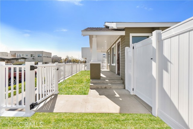 1027 E 10th St, Long Beach CA: https://media.crmls.org/medias/4e847c5c-bd89-4da1-a7e0-6a3c01e3425d.jpg