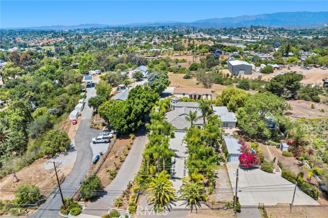 210 N Stage Coach Lane, Fallbrook CA: https://media.crmls.org/medias/4e8a3c07-399d-4ddd-bfc2-374f38c2dd03.jpg