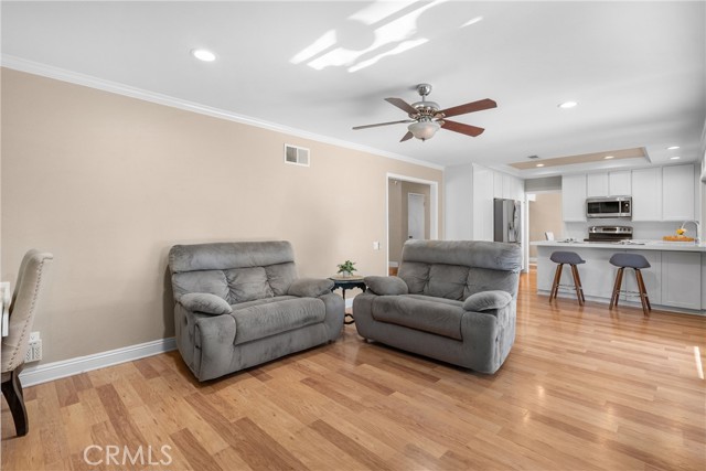Detail Gallery Image 9 of 41 For 23439 via Elisandra, Valencia,  CA 91355 - 5 Beds | 3 Baths