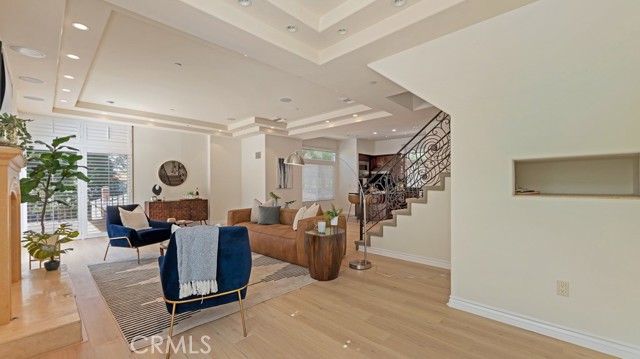 Detail Gallery Image 8 of 27 For 4606 Norwich Avenue, Sherman Oaks,  CA 91403 - 4 Beds | 3 Baths