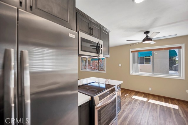 Detail Gallery Image 4 of 22 For 2214 E 2nd St #6,  Long Beach,  CA 90803 - 2 Beds | 1/1 Baths