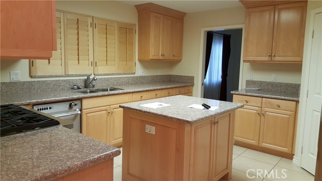 Kitchen (Photo took before tenant move in)