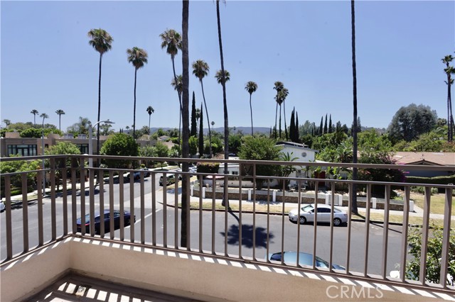 Detail Gallery Image 13 of 20 For 18703 Redwing St, Tarzana,  CA 91356 - 3 Beds | 2/1 Baths