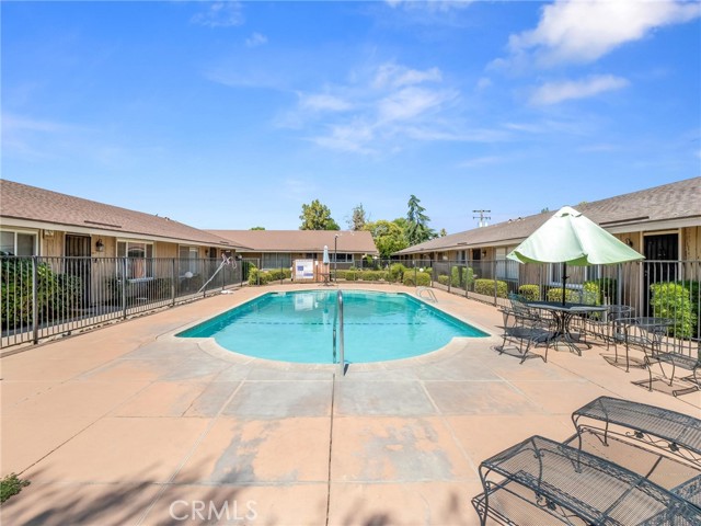 Detail Gallery Image 4 of 22 For 3725 N Fruit Ave #B,  Fresno,  CA 93705 - 2 Beds | 1 Baths