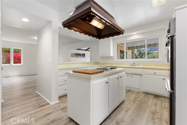Detail Gallery Image 10 of 49 For 305 Robin Hood Ln, Costa Mesa,  CA 92627 - 5 Beds | 2/2 Baths