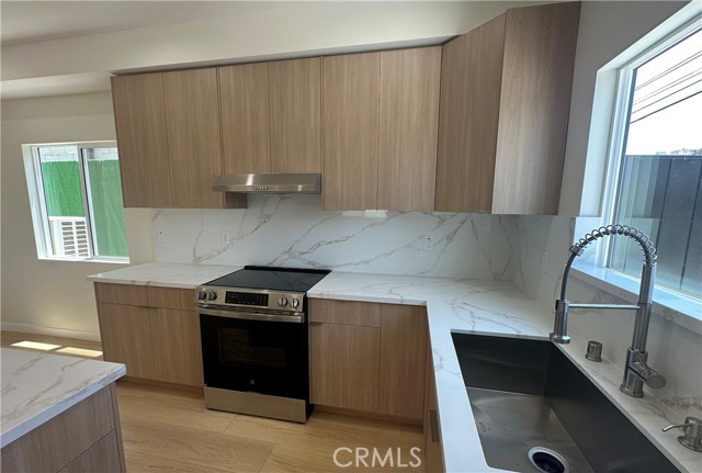 7726 Laurel Canyon Boulevard, North Hollywood CA: https://media.crmls.org/medias/4e95680c-ce95-4998-9586-52b2225d0f5d.jpg