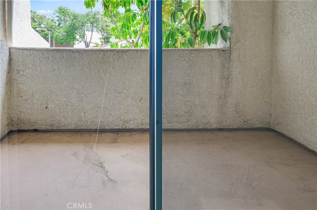 https://media.crmls.org/medias/4e9569ae-b3ce-460d-95fa-4f3512bd6187.jpg?preset=X-Large