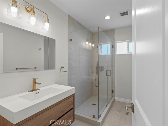Detail Gallery Image 27 of 55 For 18724 Frankfort St, Northridge,  CA 91324 - 4 Beds | 3 Baths