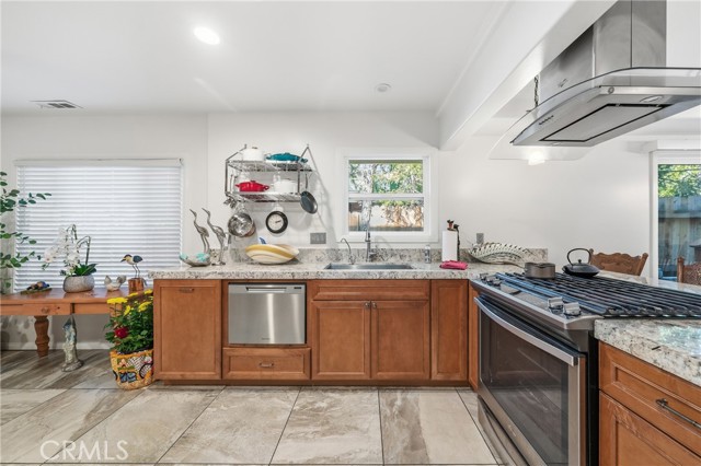 Detail Gallery Image 14 of 59 For 195 Knoll, Big Bear Lake,  CA 92315 - 5 Beds | 4 Baths