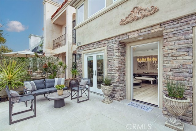 Detail Gallery Image 2 of 40 For 410 Acacia, Corona Del Mar,  CA 92625 - 2 Beds | 2 Baths