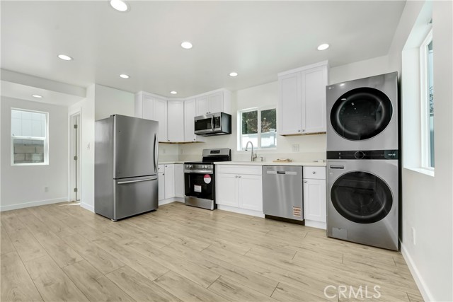 Detail Gallery Image 2 of 11 For 22567 Leadwell St, West Hills,  CA 91307 - 2 Beds | 1/1 Baths