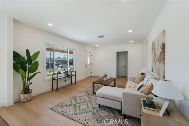 4224 Falcon Avenue, Long Beach CA: https://media.crmls.org/medias/4e9dccbc-88df-4f88-9cb2-cb2a8d1bec40.jpg