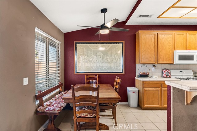 Detail Gallery Image 10 of 34 For 12403 San Dimas, Victorville,  CA 92392 - 4 Beds | 3 Baths