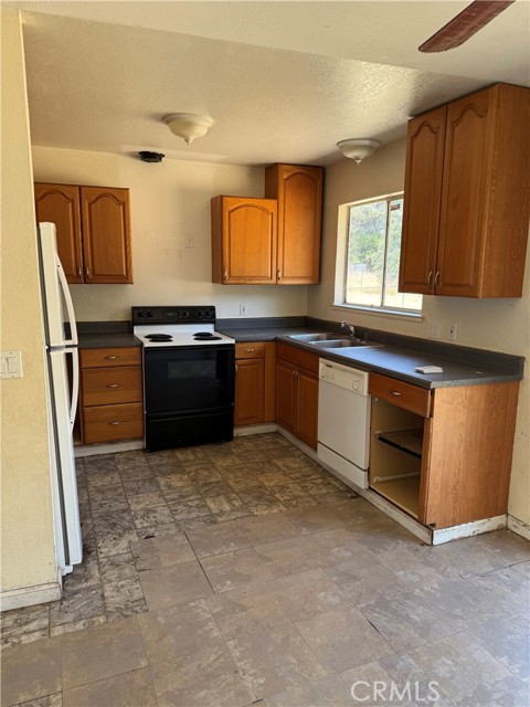 Detail Gallery Image 2 of 7 For 15474 Highlands Harbor Rd, Clearlake,  CA 95422 - 2 Beds | 1 Baths