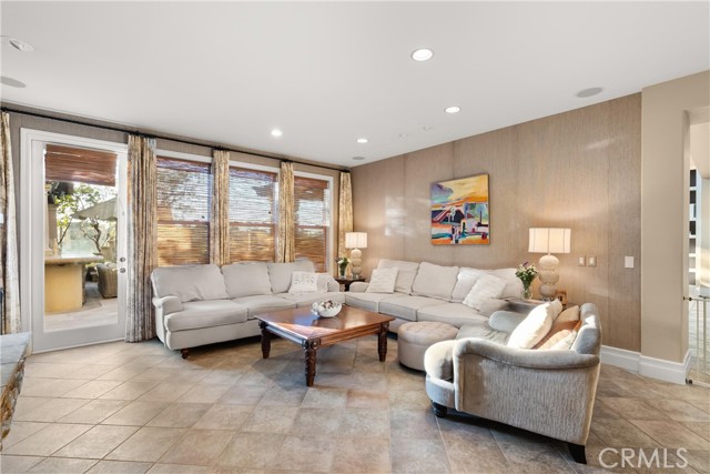 Detail Gallery Image 16 of 26 For 72 Victoria, Newport Beach,  CA 92660 - 4 Beds | 3 Baths