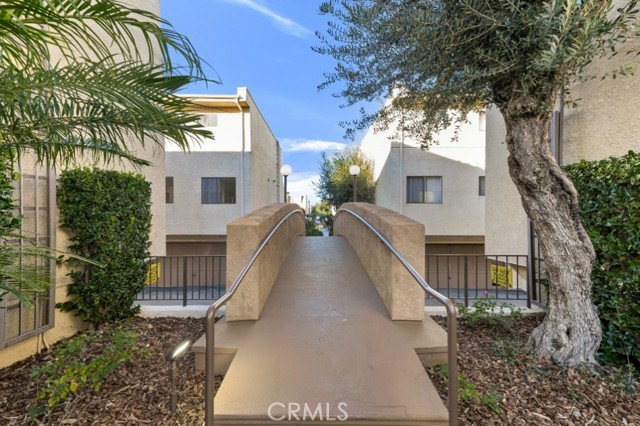 Detail Gallery Image 36 of 41 For 18423 Collins St a,  Tarzana,  CA 91356 - 2 Beds | 1/1 Baths