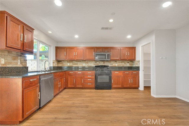 Detail Gallery Image 10 of 45 For 8043 Jamestown, Fontana,  CA 92336 - 3 Beds | 2/1 Baths