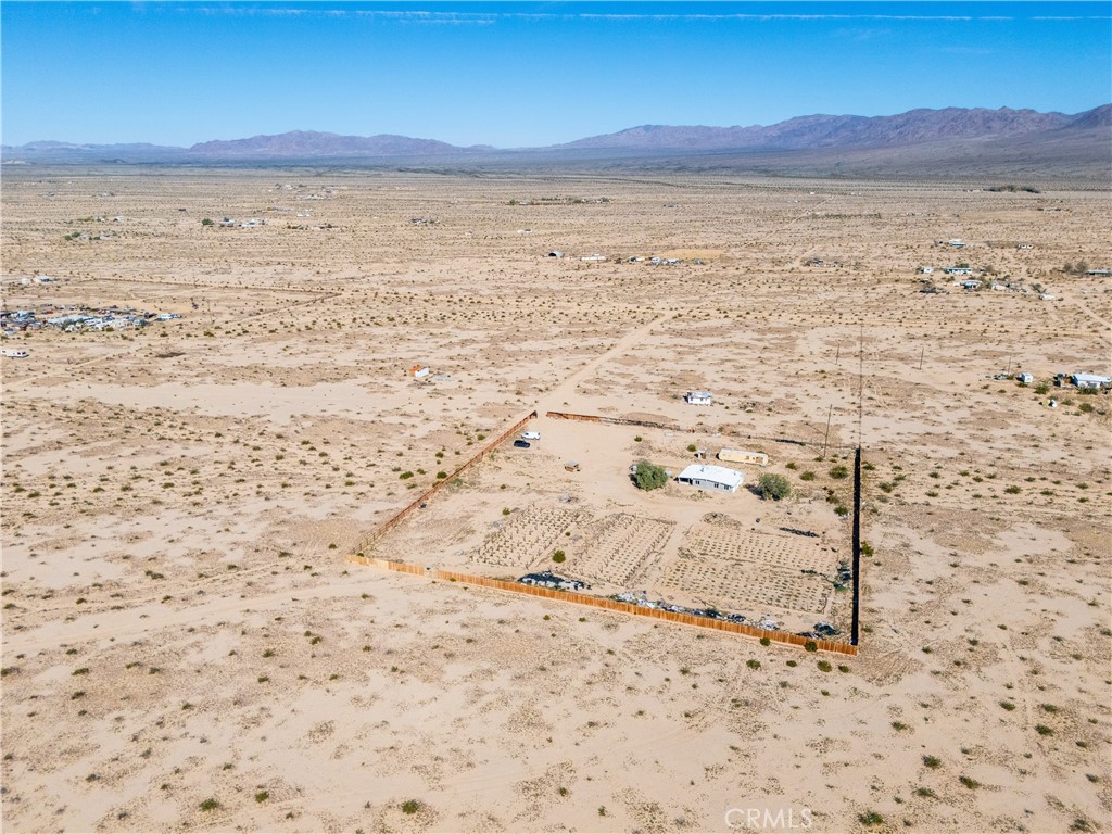 https://media.crmls.org/medias/4ea6f536-aca0-46e5-95c7-de33b27805e8.jpg?preset=X-Large