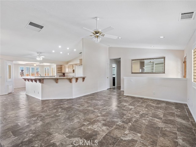 Detail Gallery Image 4 of 57 For 16992 Joshua, Apple Valley,  CA 92307 - 5 Beds | 4 Baths