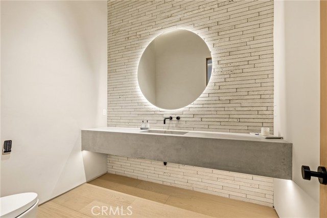 Detail Gallery Image 35 of 54 For 22924 Erwin St, Woodland Hills,  CA 91367 - 11 Beds | 9/2 Baths