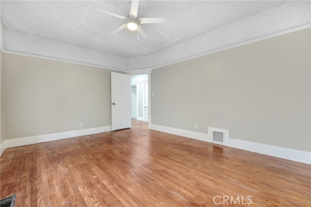 142 S Ardmore Avenue, Los Angeles CA: https://media.crmls.org/medias/4eaca855-7b57-46ea-ac49-b2868806f2d3.jpg