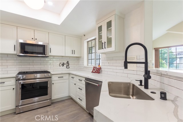 1033 S Dewcrest Drive, Anaheim CA: https://media.crmls.org/medias/4ead2b52-8104-4c4c-aee4-55e81c426187.jpg