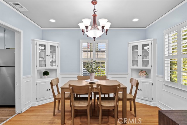 1046 E Grinnell Drive, Burbank CA: https://media.crmls.org/medias/4eadddc1-6720-42e4-b0c9-c6e1cb0840b9.jpg