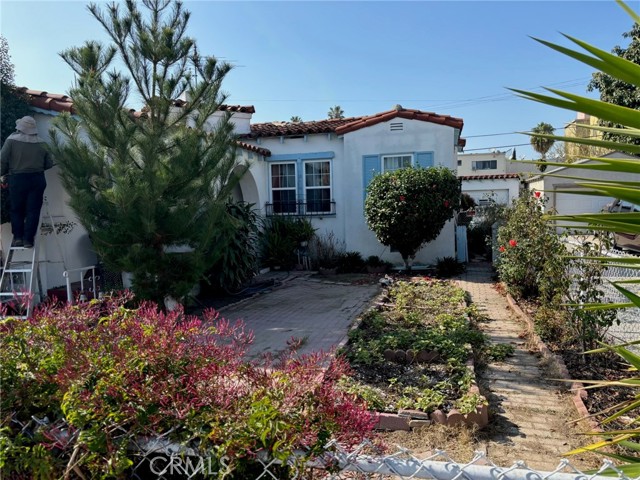 1045 N Alexandria Avenue, Los Angeles CA: https://media.crmls.org/medias/4eaf018d-f3b9-48f4-ba93-46a30b953867.jpg