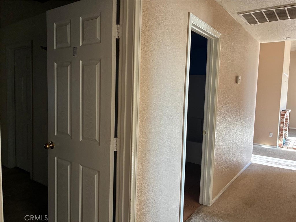 https://media.crmls.org/medias/4eafb4c8-c271-4ece-a592-cb659af72937.jpg?preset=X-Large