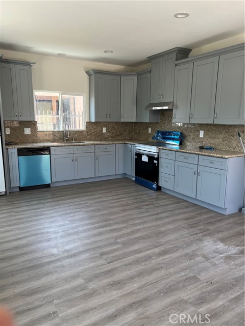 8807 S Hoover, Los Angeles CA: https://media.crmls.org/medias/4eaff473-fa3c-45db-9515-10a3375def2c.jpg