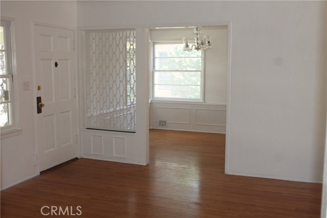 427 S Mariposa Street, Burbank CA: https://media.crmls.org/medias/4eb01f5f-6afb-42c1-9668-80b09f5fa297.jpg
