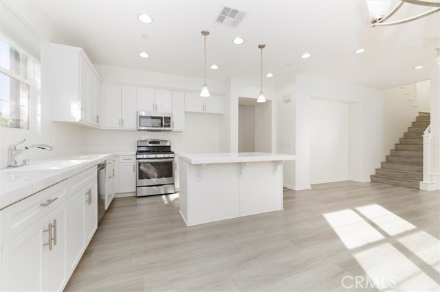 Detail Gallery Image 6 of 33 For 21773 Propello Dr, Saugus,  CA 91350 - 4 Beds | 3 Baths